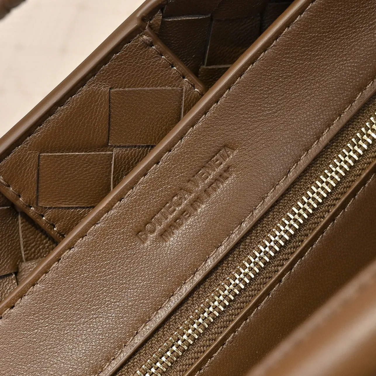 Batch 1860 B's spring and summer new style continues the brand's woven pattern style with detailed metal knot switch buckles. This time, the shoulder straps are also made into tube weaving, showing different craftsmanship. The carrying method is changeable to create more different styles. Intrecciato woven leather small handbag, equipped with sliding crossbody strap. Internal compartments, including 1 zipper pocket and 2 open pockets. Magnetic buckle closure. Size: 25*20*10cm Model: 7463#
